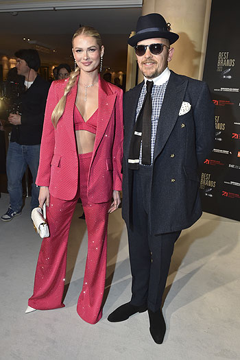 Darya Strelnikova, Jan Delay bei der Verleihung der Best Brands Awards 2023 im Hotel Bayerischer Hof in München am 28.02.2023 / ©Foto: BrauerPhotos / Goran Nitschke für Best Brands